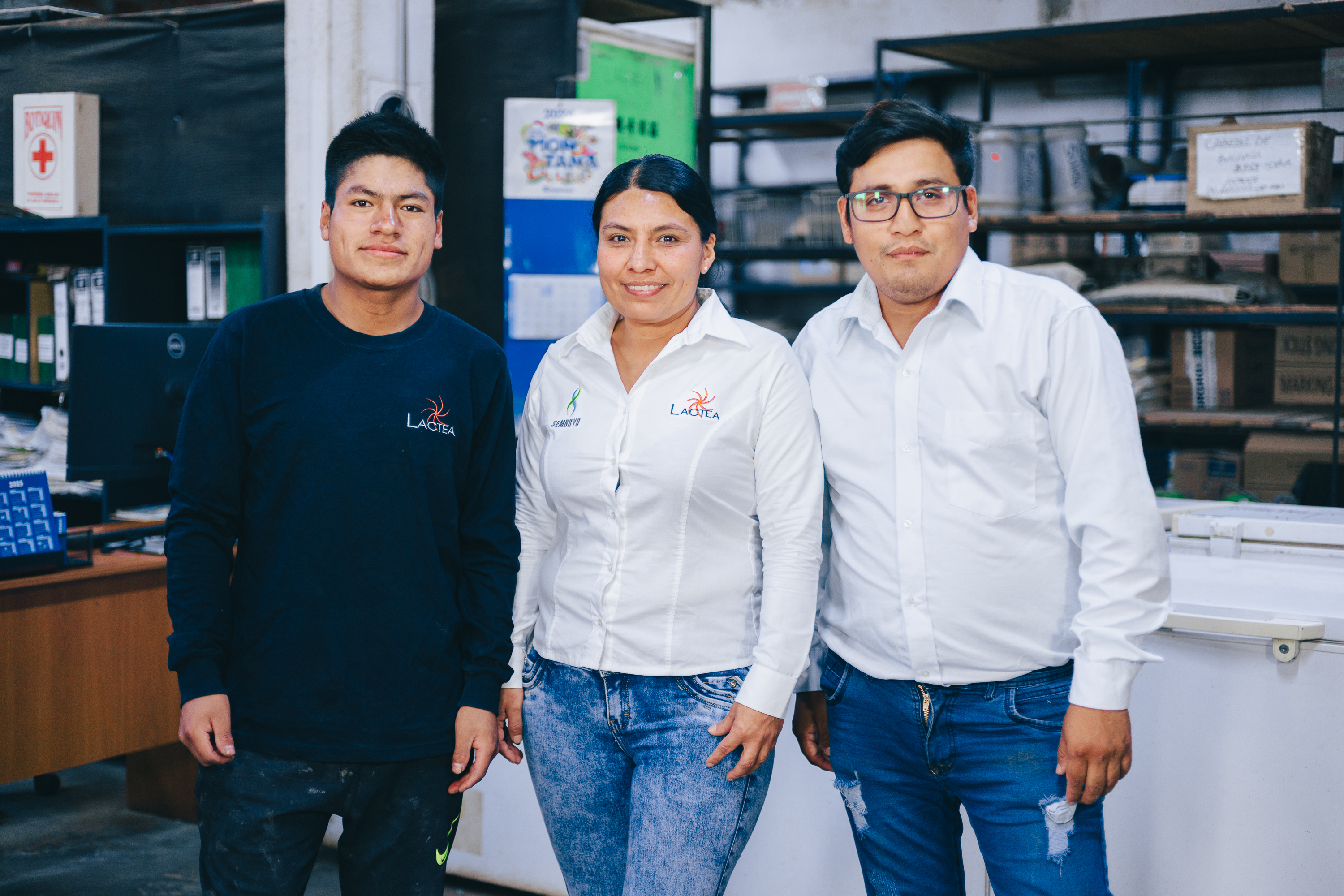 Ganadero alimentando ternero